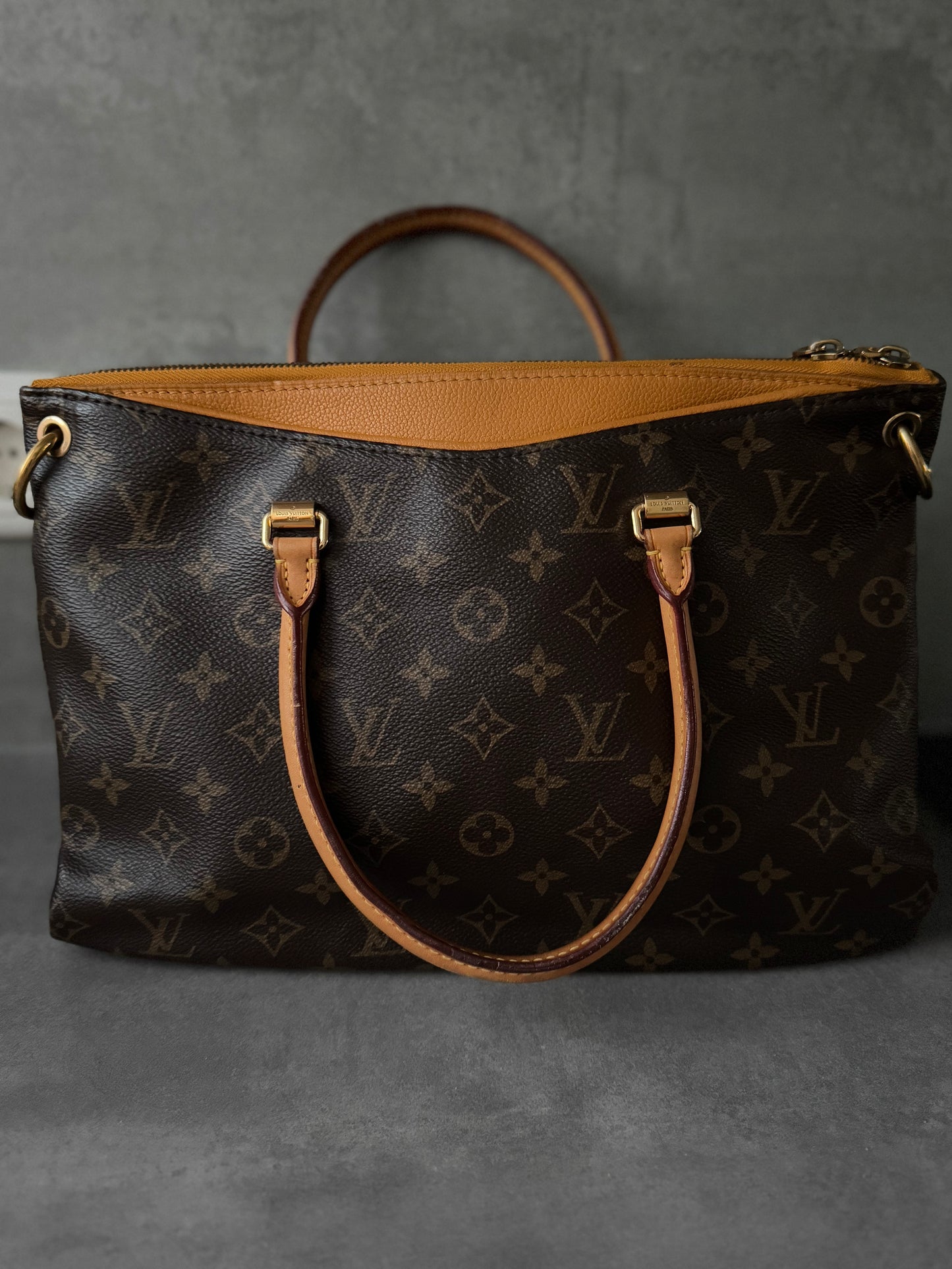 LOUIS VUITTON Pallas MM SAC Monogram Canvas