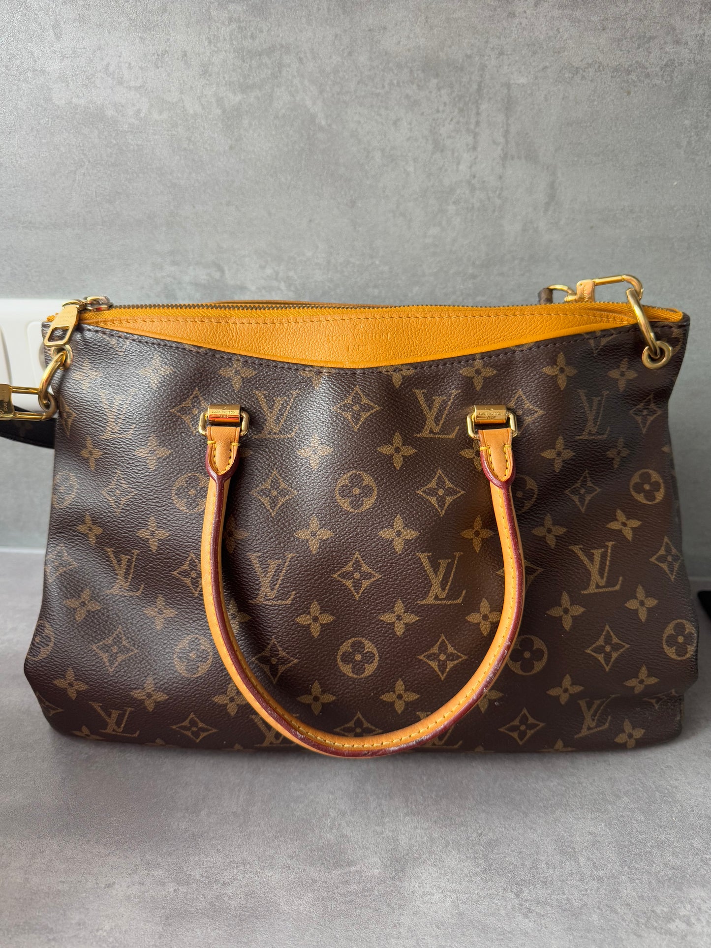 LOUIS VUITTON Pallas MM SAC Monogram Canvas