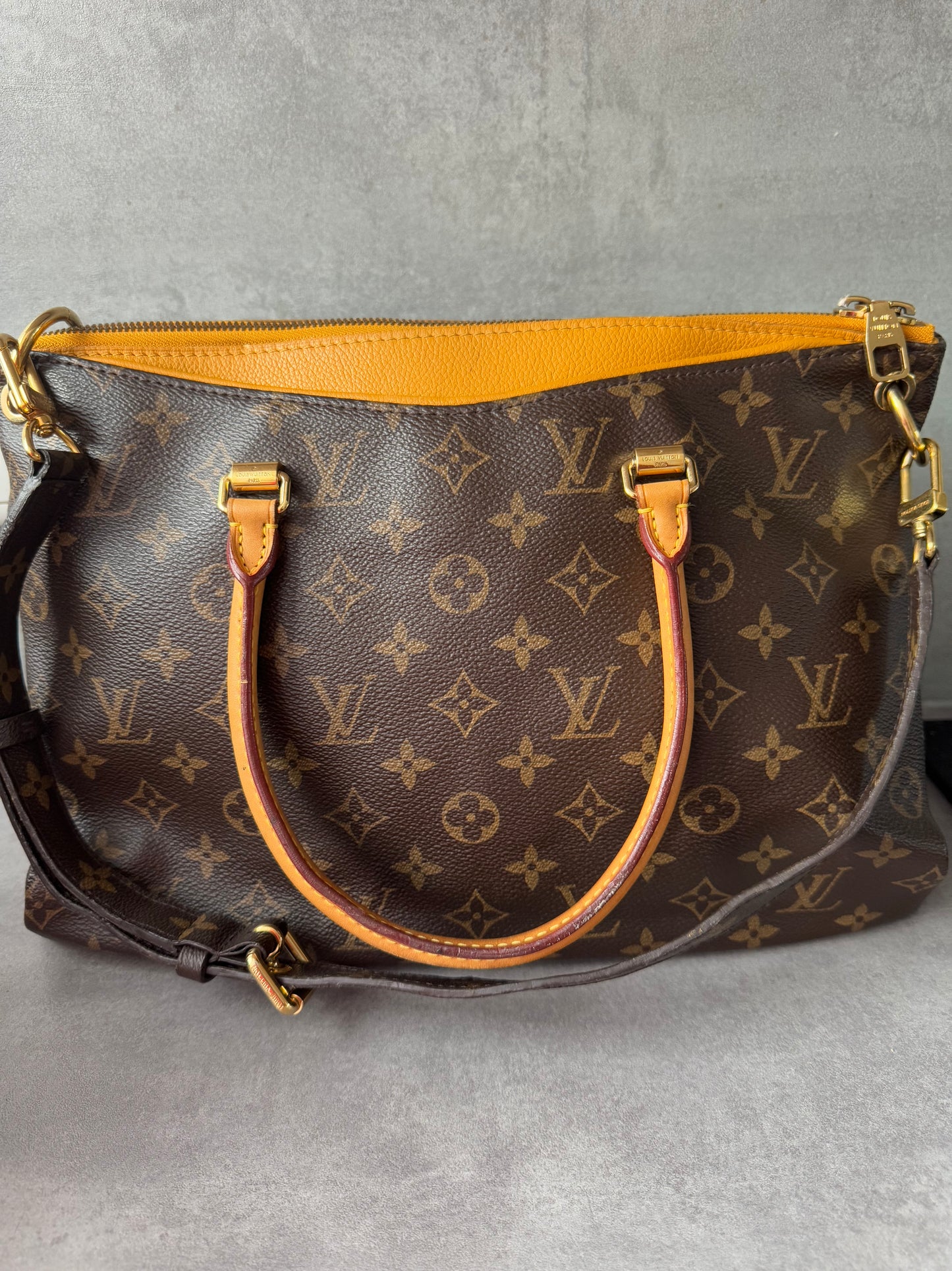 LOUIS VUITTON Pallas MM SAC Monogram Canvas