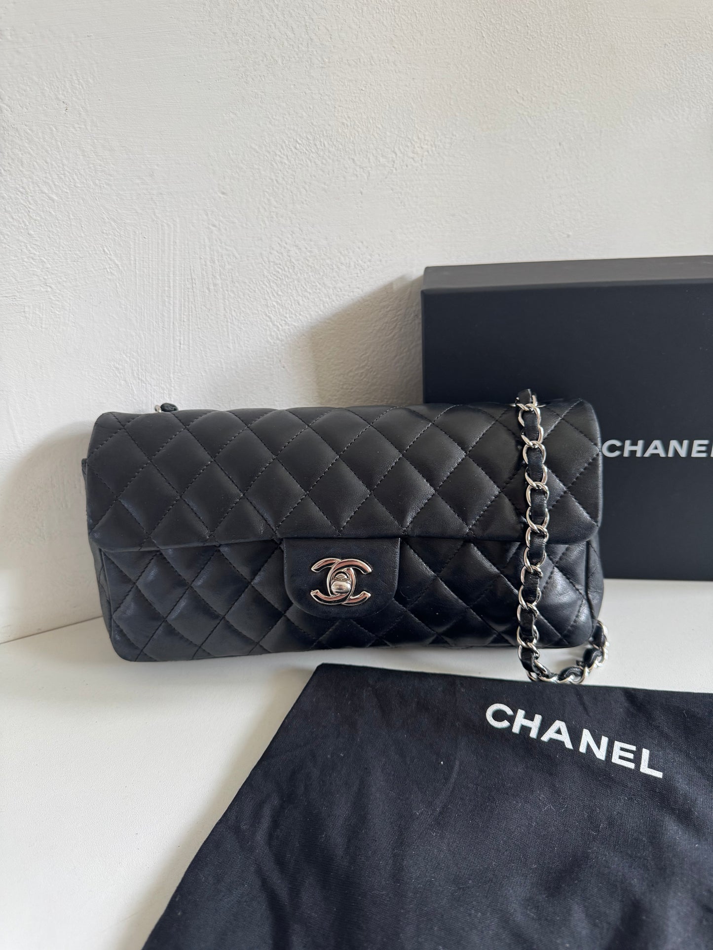 CHANEL Vintage East West Baguette Single Flap Bag bar