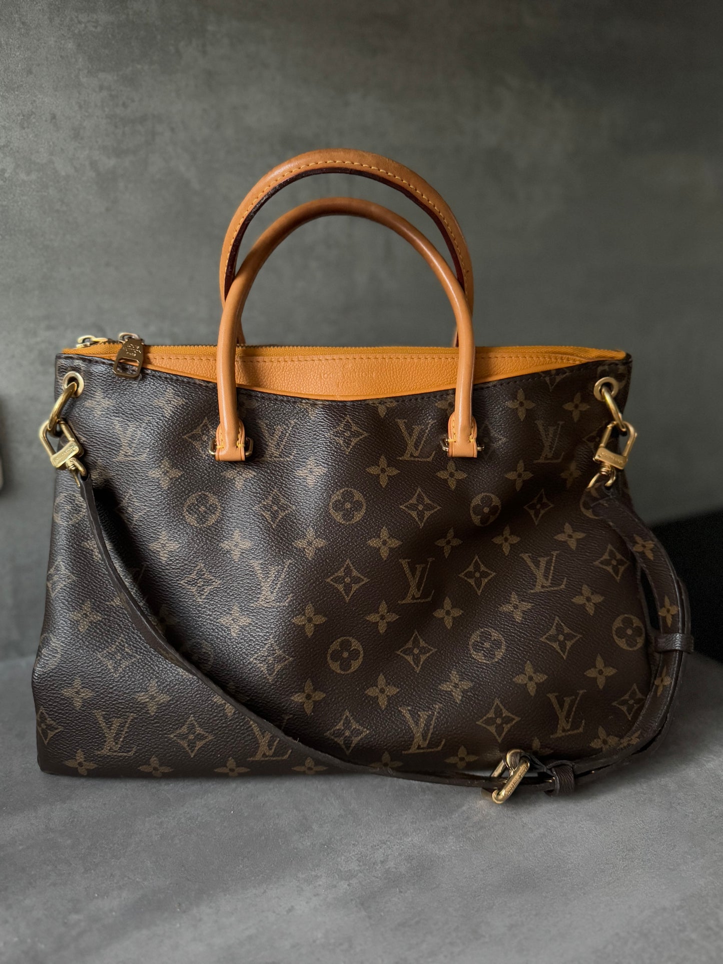 LOUIS VUITTON Pallas MM SAC Monogram Canvas