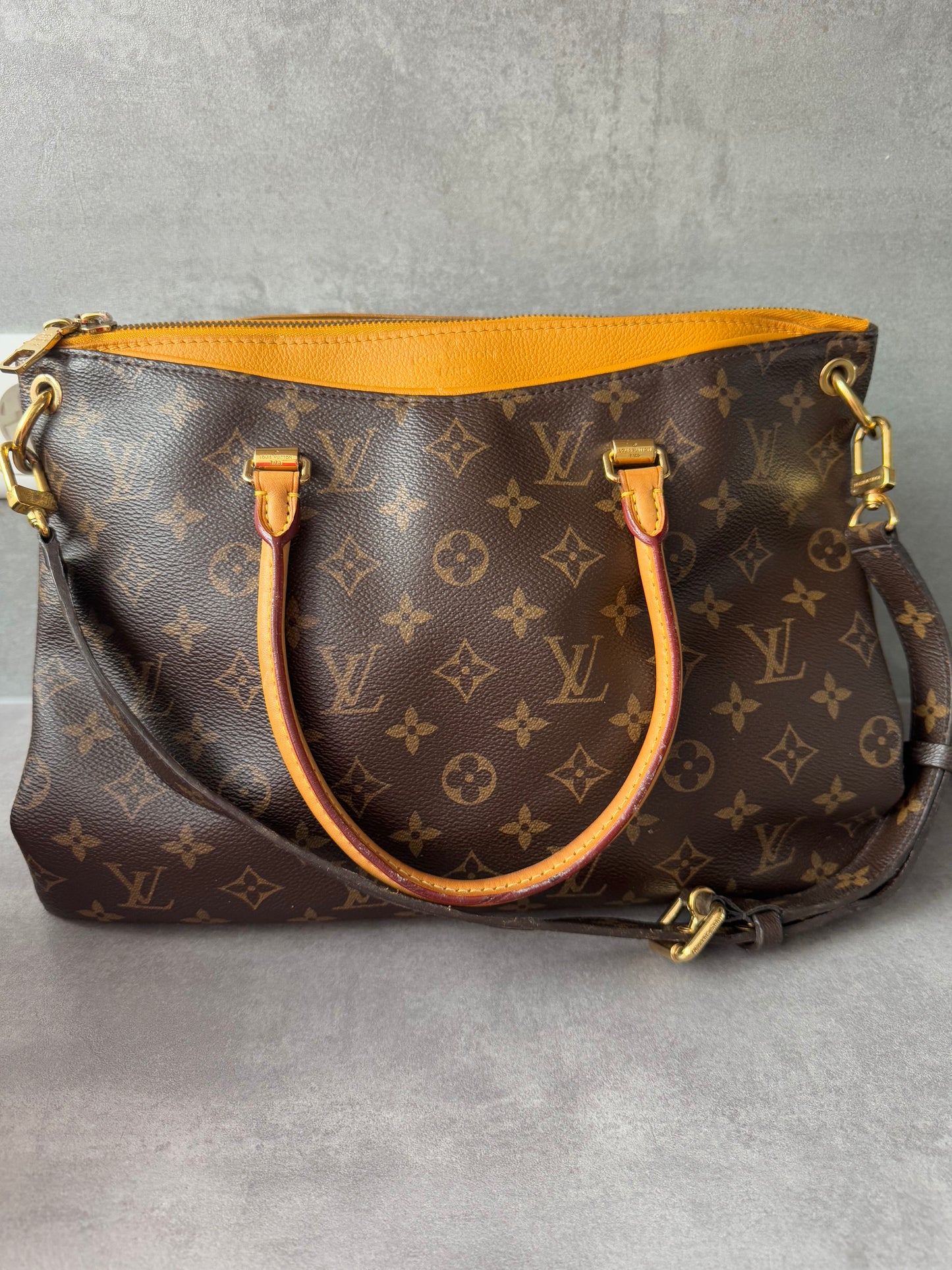 LOUIS VUITTON Pallas MM SAC Monogram Canvas