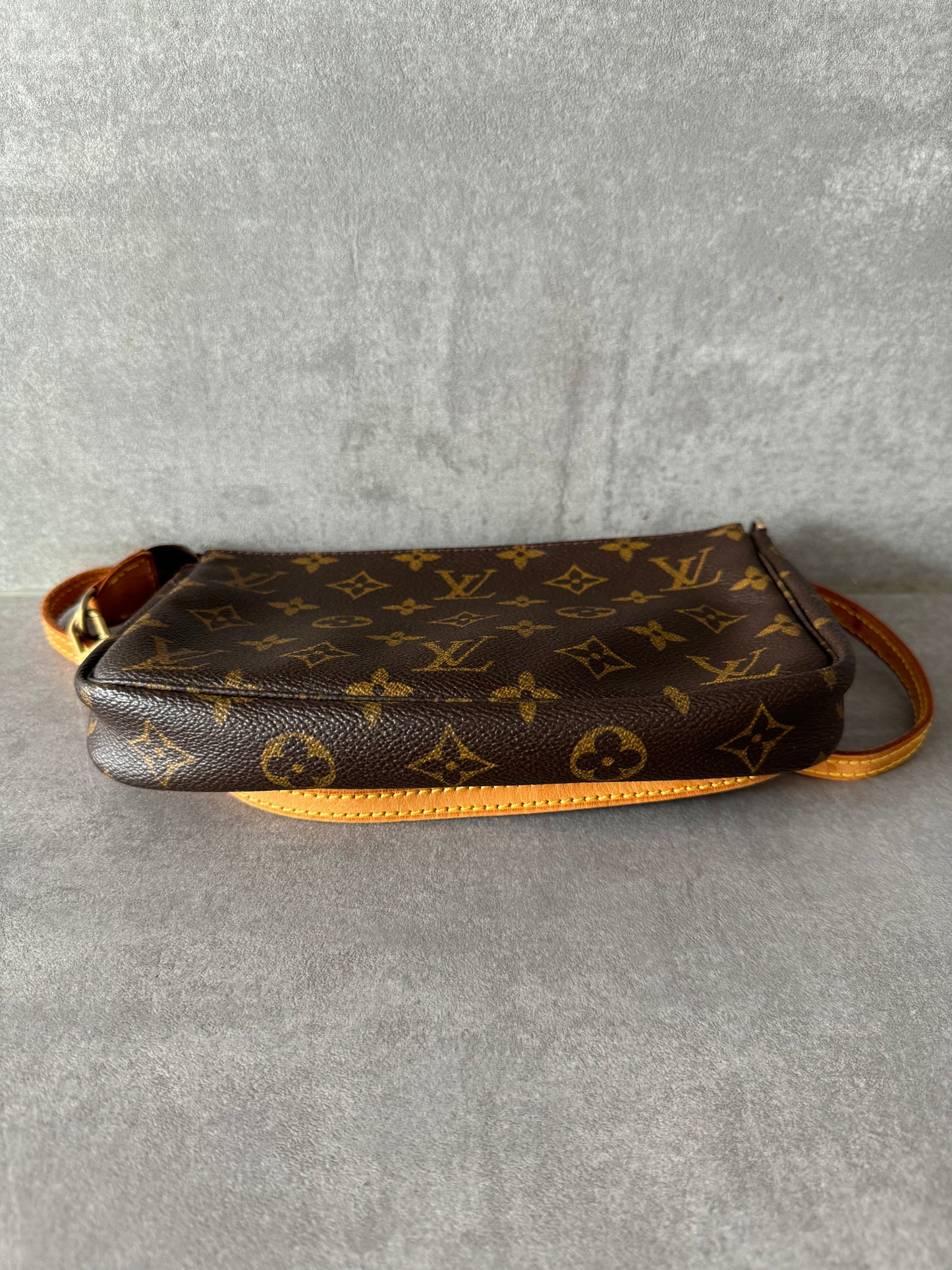 LOUIS VUITTON SAC Pochette Monogram Canvas Long Strap