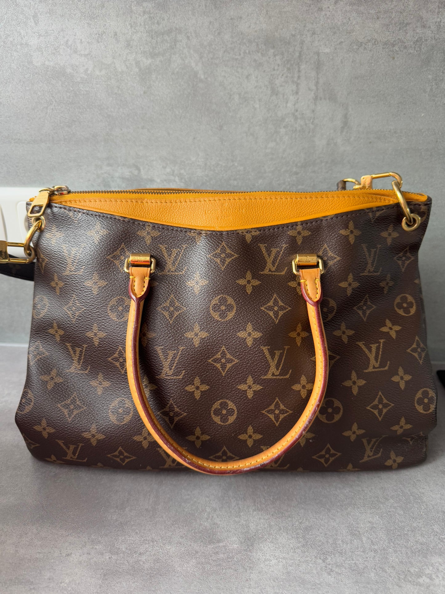 LOUIS VUITTON Pallas MM SAC  Monogram Canvas